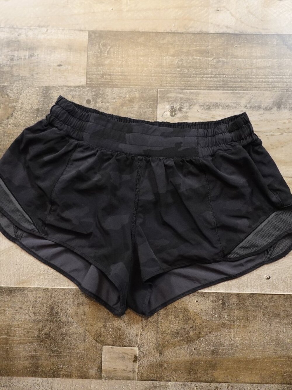 Lululemon Hotty Hot Short II Women’s Size 8 Black Camo Running Shorts